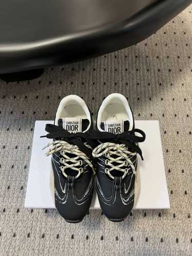 顶级版本440 Dior 25Ss D-Sketch 涂鸦运动鞋 于迪奥 25Ss 春夏成衣系列发布秀精彩亮相，彰显经典的复古美学 采用白色尼龙和牛皮革精心制作