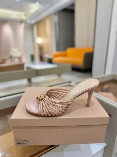 价格P： Gianvito Rossi 2025新款拖鞋 原版开发 顶级版本 代购品质 一双超美的大宝石搭配真丝尖头高跟拖鞋。大宝石在鞋面上闪耀，仿佛把银河踩在