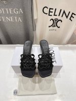 罗意威最新 春夏爆款新品仙女小跟拖鞋 整个质感非常棒 轻便也很跟脚～～ 无论是度假还是上街都很Nice 鞋面采用原版定制材料 舒适垫脚牛皮 原版进口真皮大底 跟