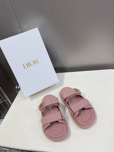Dior迪奥春夏最新款魔术贴凉鞋、超多明星网红种草、经典的版型设计上迪奥LOGO五金点缀、超好看超百搭、上脚非常柔软鞋面进口牛皮，内里羊皮里、正品开模TPU大底