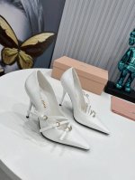 工厂 新款新品 Miu Miu 全新超美装饰搭配,时尚淑女气质十足 双色拼接 又不乏美艳色彩,外侧附带弹力象巾 上脚非常方便意大利引进的原版楦头是最新楦、出来形