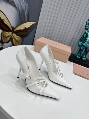 工厂 新款新品 Miu Miu 全新超美装饰搭配,时尚淑女气质十足 双色拼接 又不乏美艳色彩,外侧附带弹力象巾 上脚非常方便意大利引进的原版楦头是最新楦、出来形