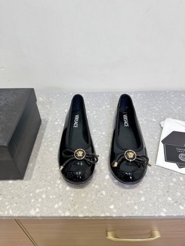 versace 范思哲 25Ss春夏新款 蝴蝶结玛丽珍 单鞋 米兰秀场同简约干练的版型，童话般的亚特兰蒂斯或神奇的海洋主题，明亮的彩色配色，鲜艳的颜色和自由的轮