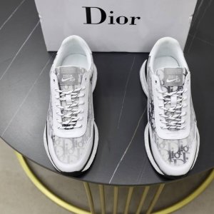 出厂价Pp： 品牌：迪奥Dior 标准码：38-44 45订做 等级：官网同款 材料：原版皮料拼接品牌布匹 舒适透气内里 轻便耐磨运动大底 款式类别：男士时尚休