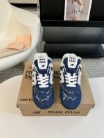 布 Miu MiuNew Balance 574联名系列、各大品牌都热衷于跨界联名、缪缪这次联名诚意满满非常有亮点鞋面粗纹布料拼接、做旧毛边设计、复古又叛逆、令