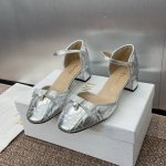 迪奥 Dior 2024春夏高定系列新款 D-Ramour 标志性电绣藤格纹低跟芭蕾舞女鞋 CD字母logo珍珠扣粗跟蝴蝶结中空凉鞋 材质：进口金属羊皮 环保藤