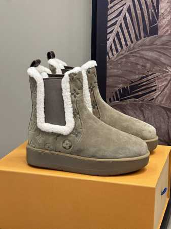 工厂 。 Louis vuitto n fw24 new arrival～ 1v 24秋冬厚底切尔西毛毛靴，皮毛一体材质；温暖呵护！压印老花细节和毛毛衍边设计， - 点击图像关闭