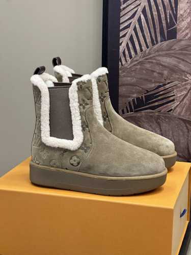 工厂 。 Louis vuitto n fw24 new arrival～ 1v 24秋冬厚底切尔西毛毛靴，皮毛一体材质；温暖呵护！压印老花细节和毛毛衍边设计，