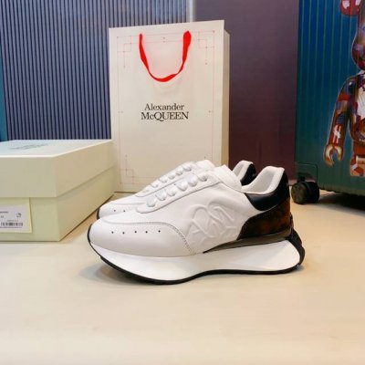 上新啦！ Alexander Mcqueen 亚历山大麦昆 新款 阔型运动休闲鞋新色！ 后尾十拼色真的是太有特色太好看了，一眼爱！顶级版本！ 春夏秋冬一年又一年