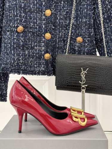 凉鞋 单鞋 balenciaga 巴黎世家经典双B扣尖头后空凉鞋将时髦发挥到极致 经典中的精品整双鞋的精髓就是它的鞋头 够尖够长并且不带臃肿感 还拉长线条 完全