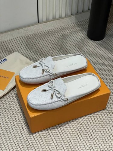 顶级品质loui* vuitte** 新款蝴蝶结平底压花冲孔半拖鞋平底乐福鞋本季以柔软的小牛皮重新审视，以其精致的压花而闻名。这款经典乐福鞋具有正宗的莫卡辛结构