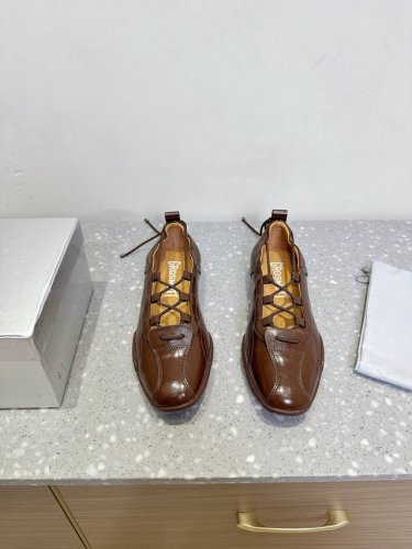 27Quai 小众潮牌 25Ss春夏新款 交叉绑带 芭蕾 玛丽珍 拳击鞋 设计理念源于拳击靴和芭蕾舞鞋两者的结合，动感而柔美～体现了纯正的运动元素和混合的魅力