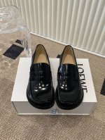 Loewe 罗意威 2024款休闲乐福鞋 杨幂同款简约乐福鞋大头休闲鞋圆头单鞋 没有任何繁杂装饰，纯粹极简，舒服又不失复古文艺气质，值得入手 无论时尚怎么变，乐
