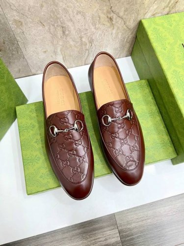 原版真皮大底 品牌：Gucci 古奇 标准码：男码38 44 45 46可以定做 等级：官网同款 原单品质 材料：原版牛皮压花原版真皮大底 款式类别：男士时尚休
