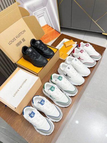 lv 路易威登 L家驴牌 厚底 休闲 情侣运动鞋 以光滑牛皮革塑造考究设计，可轻松融入各式造型。瞩目 Lv 字母标注鞋侧，轻盈橡胶外底点缀 Vuitton 标识