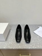 皮面 Toteme 小众潮牌 新品 复古方头平底单鞋 简约的冷淡风 复古又百搭！ 穿在脚上 质感十足 整个造型都会显得很高级 时髦小姐姐必备单品！ 鞋面：采用进