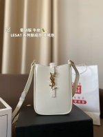圣罗兰Ysl 复刻版 牛皮 Le5A7 系列新成员_手机包∞ 墙裂推荐这款迷你手机包 极简外形＋金属1Ogo扣开合设计！ 实用又时髦是日常搭配率蛮高的单品 La