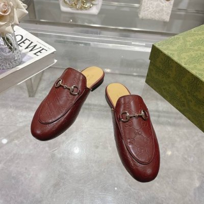 1803-1 酒红 35-41 作为Gucci设计传承的杰出代表，Jordaan系列饰马衔扣乐福鞋生动彰显经典优雅格调。这款鞋履采用品牌标志性字母交织图案皮革，