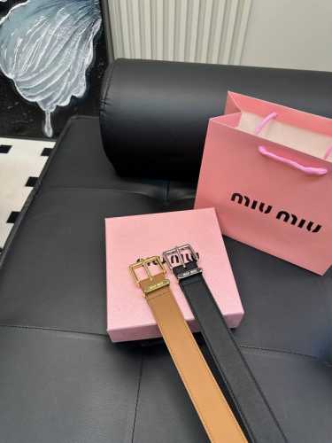升级版 新款缪缪Miumiu！ ！高版本 腰带 嘿哈 原单牛皮皮带～热门款 皮带里面最火的啦～质量很好 全套包装！五金绝对不褪色 皮带头和专柜一样的哦～ 配礼盒