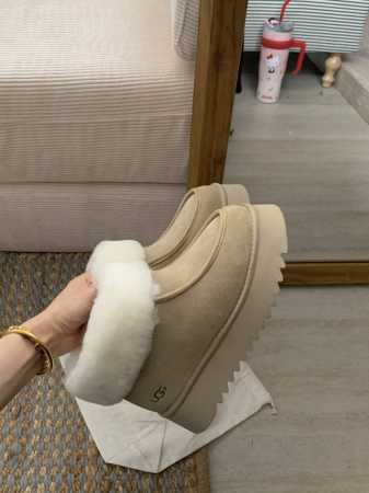 UGG厚底翻毛款 毛绒绒靴口超可爱暖暖哒百搭好穿 可以搭配针织腿套是专属冬季的时尚 还可以增高显腿长 避免被雪水打湿 码数：35-40 三色 栗色 芥菜籽 羚羊 - 点击图像关闭