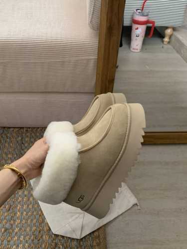 UGG厚底翻毛款 毛绒绒靴口超可爱暖暖哒百搭好穿 可以搭配针织腿套是专属冬季的时尚 还可以增高显腿长 避免被雪水打湿 码数：35-40 三色 栗色 芥菜籽 羚羊