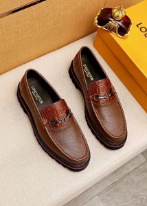 商品商标：Louis Vuitton 路易威登 休闲皮鞋 正码码数: 38-44 45.46订制 商品材料：精选 进口头层荔枝纹牛皮鞋面+奢华五金扣，进口头层牛