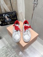 代购级 Miu Miu 25Ss 缪缪厚底饼干底 25Ss 春夏新款英伦风系带 小白鞋 休闲鞋 Miumiu秀场适当独一无二的擦色工艺工艺来自Miu Miu系列