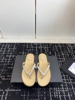代购级 chanel 24Ss 春夏新款夹脚珍珠人字拖 夏天的人字拖莫名让人感到自由 加上镶嵌了珍珠 太精致了 也太好看了吧 上脚超秀气显白 鞋面采用原版定制小