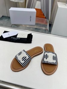 黑白条纹 出厂价p Celine paris 拖鞋！ 这一季的赛琳又让我重新爱了它一次这季节美鞋太多 这款凉拖真是无敌好搭配！设计搭配经典的 Logo 作为点缀