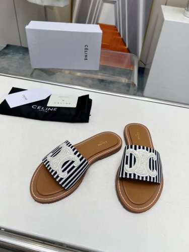 黑白条纹 出厂价p Celine paris 拖鞋！ 这一季的赛琳又让我重新爱了它一次这季节美鞋太多 这款凉拖真是无敌好搭配！设计搭配经典的 Logo 作为点缀