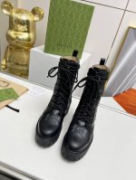 出厂价Pp： 元 官网1:1 亮光、哑光都有 秋冬Gucci双G电绣版系带8寸靴 全油边 高级感十足 侧拉链穿脱超方便、个性别致、品牌鲜明风格。 面料：牛皮开边