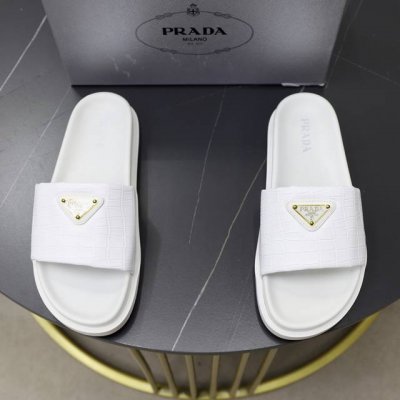 出厂价pp： 品牌：普拉达prada 标准码：38-44 45订做 等级：官网同款 材料：原版材料设计 原版橡胶耐磨成型大底 款式类别：男士时尚凉拖鞋 尊贵奢侈