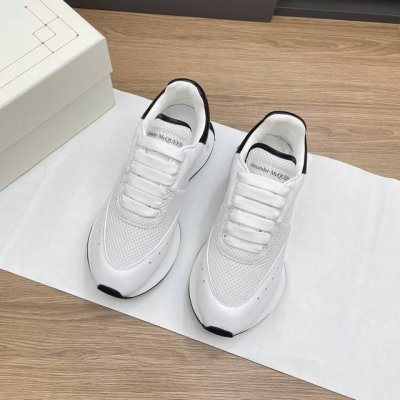 情侣款ALEXANDER MCQUEEN 亚历山大.麦昆情侣款，2024新款Sprint运动跑步老爹鞋 采用了白色进口环保皮革拼接和印花凹凸字体工艺的鞋面与轮廓