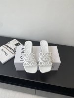 Loewe 罗意威 25Ss 春夏新品拖鞋 简约设计感觉更干净优雅 让你念念不忘 颜色也很耐看 上脚瞬间气质十足气场 简直帅气有型 鞋面采用牛皮印花 内里羊皮垫