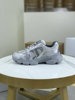 工厂价 2024最新款爆款热巴同款迪奥DIOR全新的CHRONO鞋款大量银色亮面结构搭配灰色网眼材质鞋底回彈度也做了改进超轻大底脚感很赞增高了5公分最近流行的厚