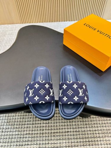 2025爆款 浮雕Logo 压花 凉拖鞋 本款 pool pillow Comfort 平底凉拖取材科技织物 以高频压印技术重绎 Monogram 图案 柔软加