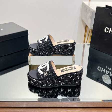 工厂P出 实物拍摄太美啦Chanel 新款呢子水钻厚底拖鞋坡跟防水台凉拖鞋、凉鞋 真的太美啦吧！ 香奈儿属于夏天的颜色 仙女必备爆款 太喜欢这双鞋了 Chane - 点击图像关闭