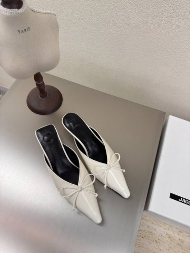 jacquemus25Ss尖头 简约蝴蝶结 拖鞋 简约蝴蝶结 装饰 后空鞋 米白色 开边朱小牛皮 系列 个性突出 鲜明格调 面料 开边朱 小牛皮 内里 小羊皮