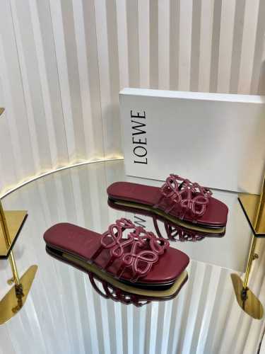 Loew* 罗意威 25Ss 春夏新品 拖鞋 疯狂种草简约设计感觉更干净优雅 让你念念不忘 颜色也很耐看漂亮 上脚瞬间气质十足气场 简直无敌帅气有型 鞋面采用牛