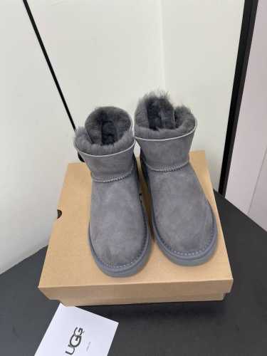 经典款3352 UGG全新经典基本款女短靴 3352 纯原品质，隆丰原厂A级羊皮毛一体，专柜最新前薄后翘超软高弹力大底， 码数：35-40 黑色，灰色，栗色 3