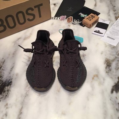 出厂230原底面 Ad Yeezy Boost 350V2 黑生胶配色 细节不再多做介绍 Yeezy350系列工艺相当成熟了 懂货的玩家看大底钢印圈内纹路就知道