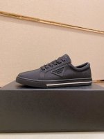 工厂价 顶级版本 高品质 新款prada 普拉达 专柜同步上市， 新款男鞋、面料精选进口面料滴胶工艺。内里:牛皮内里。高端开模防滑橡胶大底，精美线条、简约大气，