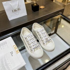 年D家上新啦，与官网同步 Walk N Dior 刺绣帆布鞋系列 全棉丝双面立体刺绣 此款鞋所有材料均为原版开模，上至五金，鞋带，大底，Pu中垫...鞋面布料都