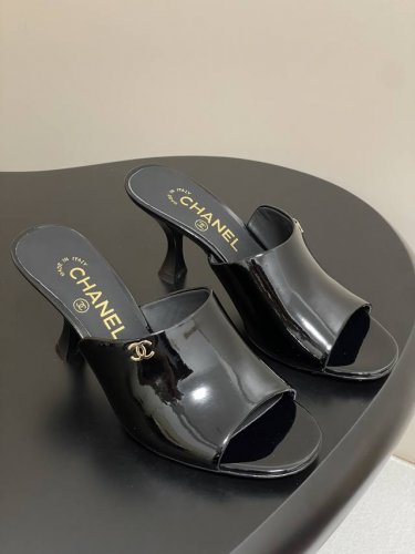 chanel 2026早春度假系列 小香双C扣鱼嘴蜜儿高跟拖鞋 简约时尚 整体采用穆勒鞋款式 这种鞋型没有鞋带或复杂的固定结构 穿脱方便 同时展现出简洁流畅的线