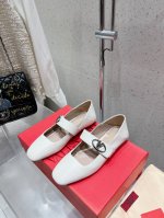 皮面 钻 valentino华伦天奴25Ss新款单鞋高跟鞋粗跟凉鞋 自从换了设计师 华家的风格越来越复古优雅 彰显着自我个性和不拘一格 以及怀抱着对时尚的理解和