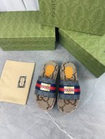 P230 古奇Gucci高版本最新限量厚底拖鞋 。顶级品质发售 购入正品开发 . 材质.工艺与原版一致 鞋面：原版提花工艺与特殊印刷工艺 内里：混种羊皮 大底：