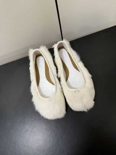 Maison Margiela MM6玛吉拉经典分趾鞋 比利时著名设计师，曾担任爱马仕 Hermès 的创意总监 虽然低调到绝迹 却仍然难以抵挡他在全球时装设计