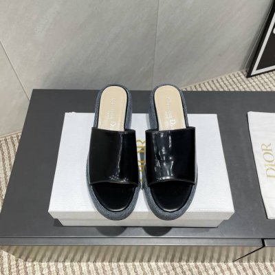 出厂: 独家顶级版本 Dior 迪奥 25Ss 夏季高版本新款凉鞋. 圆头厚底凉拖 简约超级百搭. 上脚完美奢华可任意搭配春夏服饰. 脚感更是舒适！材质原版完美