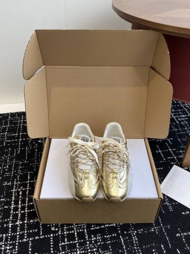 p直销 代购级 官网同步盒包装 Dior D-Sketch 运动鞋于迪奥 25Ss 春夏成衣系列发布秀精彩亮相，彰显经典的复古美学 采用白色尼龙和牛皮革精心制作