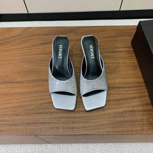 versace 金属跟拖鞋。很浓郁的意式风格。鞋面真丝烫钻，羊皮内里及垫脚。真皮大底。码数：35-41 40、41定制不退换 批：